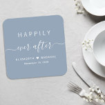 Happiy Ever nach Dusty Blue Wedding Rechteckiger Pappuntersetzer<br><div class="desc">Chic dusty blue paper Untersetzer für Ihre Hochzeitsfeier,  Probe Dinner,  Verlobungsfeiern,  Paarduschen und andere Hochzeitsfeiern mit "Happily Ever After" in einer Mischung aus weißer Typografie und einem Swash Script,  Ihren Vornamen verbunden mit einem Herz und Ihrem Hochzeitsdatum.</div>