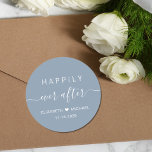 Happiy Ever nach Dusty Blue Wedding Runder Aufkleber<br><div class="desc">Chic dusty blue Aufkleber für Ihre Hochzeitsfeier und Empfang-Einladungen,  speichern Sie die Daten,  Probe-Dinner,  Verlobungsfeiern,  Paarduschen und andere Hochzeitsfeiern mit dem Titel "Happily Ever After" in schlichter,  moderner weißer Typografie und einem eleganten,  weißen Drehbuch mit Wimpern,  Ihren Vornamen verbunden mit einem Herz und Ihrem Hochzeitstag.</div>