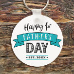 Happy 1. Vatertag Türkis Banner Cool kühl Schlüsselanhänger<br><div class="desc">"Glücklicher Erster Vatertag." Lass Vater drückt seine Freude aus, ein neuer Elternteil zu werden. Coole, grafische, moderne Schwarz-, Grau- und Weißtypografie und ein aquamarines blaues Banner überlagern einen weißen Hintergrund. Mit dem Jahr wurde er Vater für den perfekten, personalisierten Sake-Schlüsselanhänger, den er jeden Tag benutzen wird. Dieser Schlüsselanhänger ist in...</div>