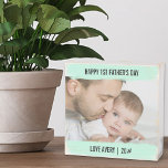 Happy 1st Vathers Day Custom Baby Foto Aqua Mint Holzkisten Schild<br><div class="desc">Dieses personalisierte Holzkastenschild ist ein trendiges Foto-Geschenk für einen neuen Vater. Der Wortlaut ist vollständig editierbar und lautet "Liebe des glücklichen 1. Vaters [Name] | [Jahr]". Die Fotovorlage ist für Sie bereit, ein beliebtes Baby-Foto hinzuzufügen - ein Landschaft-Foto ist das einfachste zu bedienen. Im behalt zum bedrückten Stil des Boxzeichens,...</div>