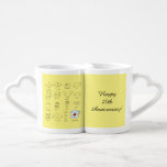 Happy 20 th Wedding Anniversary Gift for Couple Liebestassen<br><div class="desc">In den Tasse dieser Liebhaber finden Sie moderne Illustrationen zu jedem der traditionellen Jubiläumsgeschenke in schlichten Doodles mit Ausnahme des 20. Hochzeitsjahrsjahres der China, das farbig ist. Dieses Geschenk macht ein lustiges Geschenk für das Ehepaar, das seinen 20. Hochzeitstag feiert. Die gelbe Hintergrundfarbe lässt sich leicht anpassen, und die Meldung...</div>