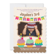 Happy 3. Geburtstag farbenfrohe Cupcakes Foto