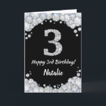 Happy 3. Geburtstagskarte Schwarz und Silberner Gl Karte<br><div class="desc">Glückliche 3. Geburtstagskarte Black and Silver Glitzer Card mit personalisiertem Namen. Für weitere Anpassungen klicken Sie bitte auf die Schaltfläche "Anpassen" und verwenden Sie unser Designwerkzeug,  um diese Vorlage zu ändern.</div>