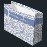 Happy 80th Birthday Blau und Weiße Zahlenmuster Große Geschenktüte<br><div class="desc">Personalisieren Sie einfach das Geschenketikett und "Happy Birthday" mit den mitgelieferten Text-Vorlagen. Dieses Design ist ein überhängiges, "Big 8-0, Blau und Weiß Zufallszahlenmuster mit Meilenstein Nummer 80 in verschiedenen Größen und Winkeln für einen Gesamtdruck wiederholt. Es gibt einen gedruckten Banner und ein Geschenktag mit Vorlagen, die Sie mit Ihren eigenen...</div>