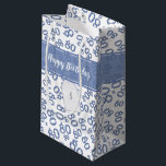 Happy 80th Birthday Blau und Weiße Zahlenmuster Kleine Geschenktüte<br><div class="desc">Personalisieren Sie einfach das Geschenketikett und "Happy Birthday" mit den mitgelieferten Text-Vorlagen. Dieses Design ist ein blau-weiß-zufälliges Zahlenmuster mit der Meilensteinzahl 80, das in verschiedenen Größen und Winkeln für einen Gesamtdruck wiederholt wird. Es gibt einen gedruckten Banner und ein Geschenktag mit Vorlagen, die Sie mit Ihren eigenen Wörtern, Namen, Initialen...</div>