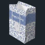Happy 80th Birthday Blau und Weiße Zahlenmuster Mittlere Geschenktüte<br><div class="desc">Personalisieren Sie einfach das Geschenketikett und "Happy Birthday" mit den mitgelieferten Text-Vorlagen. Dieses Design ist ein blau-weiß-zufälliges Zahlenmuster mit der Meilensteinzahl 80, das in verschiedenen Größen und Winkeln für einen Gesamtdruck wiederholt wird. Es gibt einen gedruckten Banner und ein Geschenktag mit Vorlagen, die Sie mit Ihren eigenen Wörtern, Namen, Initialen...</div>