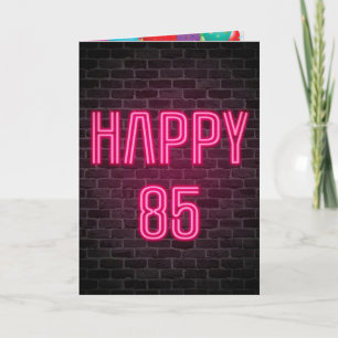 Happy 85. Geburtstag Neon Sign auf Backstein Karte