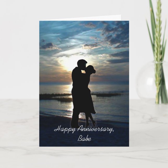 Happy Anniversary Babe, Couple Kissing on Beach Karte (Vorderseite)