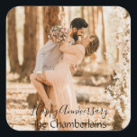 Happy Anniversary Couple Name Foto Quadratischer Aufkleber<br><div class="desc">Happy Anniversary Couple Name Foto Square Sticker. Fügen Sie ein Foto hinzu,  das Sie zu Ihrem eigenen machen.</div>