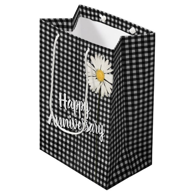 Happy Anniversary Daisy on Gingham Medium Gift Bag Mittlere Geschenktüte (Vorderseite Schrägansicht)
