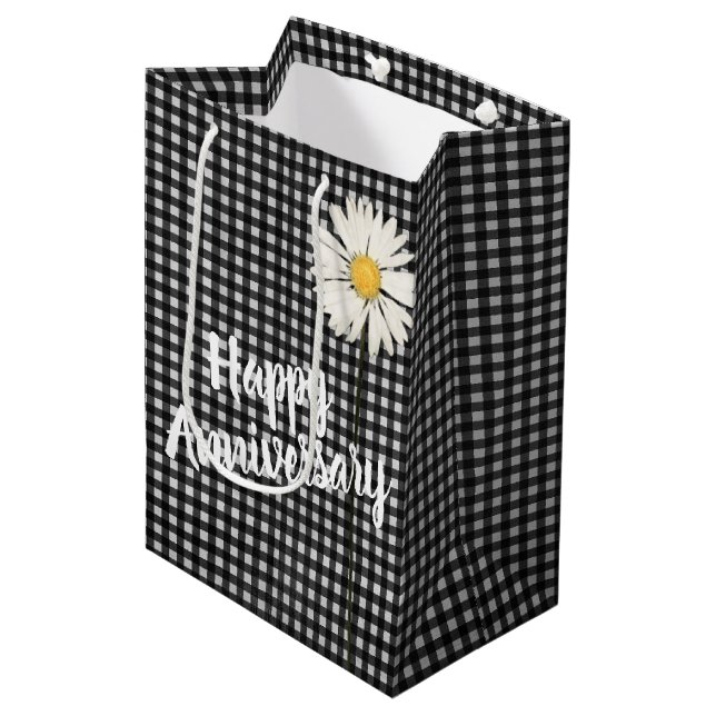 Happy Anniversary Daisy on Gingham Medium Gift Bag Mittlere Geschenktüte (Vorderseite Schrägansicht)