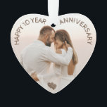 Happy Anniversary Heart individuell anpassbar Ornament<br><div class="desc">Dieses wunderschöne Jubiläumsgeschenk wird ein großes Jubiläumsgeschenk für einen Ehemann oder eine Ehefrau machen. Fügen Sie einfach ein Foto des Paares hinzu, vorzugsweise auf einem hellen Hintergrund. Das Ornament ist vollständig anpassbar, sodass Sie die Anzahl der Jahre ändern können, fügen Sie die Namen und das Hochzeitdatum auf der Rückseite oder...</div>