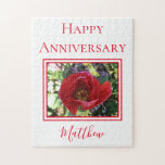 Happy Anniversary Rose Foto Thema Puzzle<br><div class="desc">Ein Jubiläum-Puzzle,  das zum Thema Jigsaw steht. Dieses Stück weist einen schönen,  weißen Hintergrund mit einer Rose in der Mitte auf.  Über der Rose ist "Happy Anniversary" in leuchtend rotem Schriftart.  Ganz unten steht der Name deines Ehegatten.  Bestelle noch heute!  

Original Artwork: © 2016,  Rhonda Jones</div>