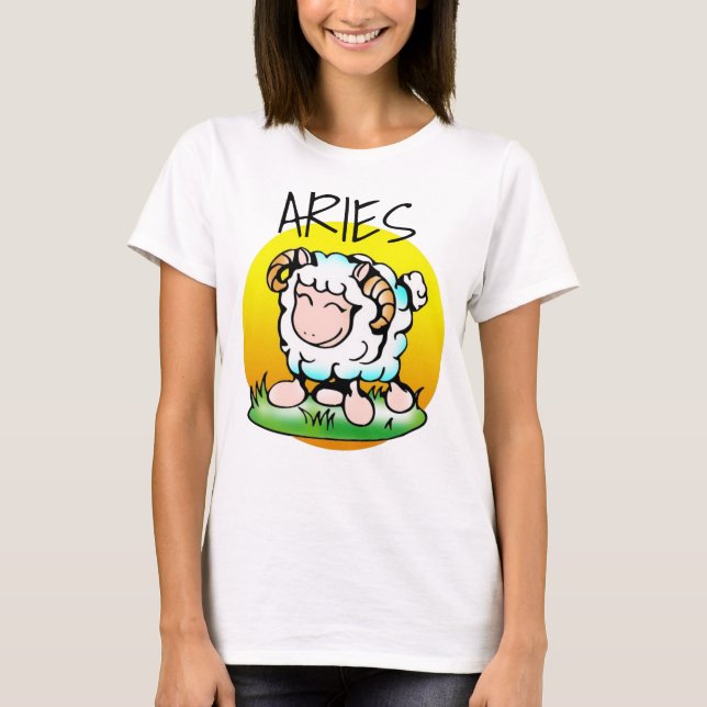 Happy Aries Ram Cartoon auf Gras T-Shirt (Vorderseite)
