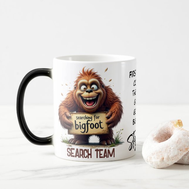 Happy Bigfoot Sasquatch Search Team Verwandlungstasse (Mit Donut)
