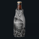 Happy Birthday 50th Number Pattern Black/White 50 Flaschenkühler<br><div class="desc">Die Vorlagen lassen den Text leicht auf dieses schwarz-weiß-überhängige Geburtstagsthema abstimmen. Dieses coole Design weist ein Schwarz-Weiß-Random-Zahlenmuster auf, wobei die Meilensteinzahl 50 in verschiedenen Größen und Winkeln in einem Gesamtdruck wiederholt wird. Die obere Hälfte hat abstrakte Wellenlinien. Es sind Ballons in der Mitte für deinen Text. Verwenden Sie die einfachen...</div>