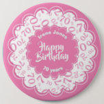 Happy Birthday, 70th Pink/White Number Pattern Button<br><div class="desc">Der Text: Alles Gute zum Geburtstag, [Ihr Name], 70 Jahre, kann mit den bereitgestellten Vorlagen leicht auf Ihren Namen und Ihre Veranstaltung umgestellt werden. Dies ist ein rosa-weißes Party-Thema mit extravaganten Bildbezeichnungen, Texten und dem 70 Zahlenmuster. Eine sehr coole, lustige Art, die letzten 70 Jahre auf Ihrer über-die-Hügel, "Big 7-0",...</div>