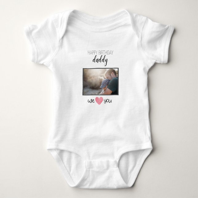 HAPPY BIRTHDAY DADDY BABY BODYSUIT CUSTOM TEXT STRAMPLER (Vorderseite)