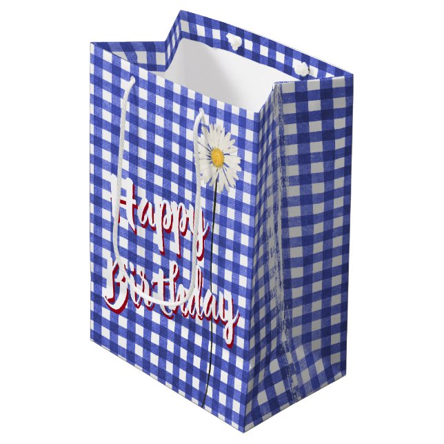 Happy Birthday Daisy On Blue Gingham Mittlere Geschenktüte (Vorderseite Schrägansicht)