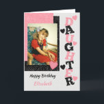 Happy Birthday Daughter rosa und schwarzes Foto Karte<br><div class="desc">Herzlichen Glückwunsch zur Geburtstagstochter. Ersetzen Sie das Foto durch Ihr eigenes und fügen Sie einen Namen und eine Nachricht hinzu. In Rosa und Schwarz dekoriert,  mit Liebe Herz. Wir sind so stolz,  dich unsere Tochter nennen zu können.</div>