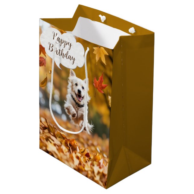Happy Birthday Hund in Herbstlauben Mittlere Geschenktüte (Vorderseite Schrägansicht)