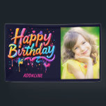 Happy Birthday Kids Black Orange Pink Foto Banner<br><div class="desc">Feiern Sie stilvoll mit diesem Personalisierten Graffiti Birthday Banner - das perfekte Aushängeschild für den besonderen Tag Ihres kleinen Mädchens! Mit einem fett schwarzen Hintergrund und einem lebendigen rosa, orangefarbenen und aquamarinen Graffiti-Stil bietet dieses Banner Pop mit Persönlichkeit und Spaß. Fügen Sie ihren Namen und ihr Foto hinzu, um eine...</div>