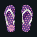 Happy Birthday Kids Flip Flops (Lila & pink)<br><div class="desc">Alles Gute zum Geburtstag...  im Vintagen Stil...  Lila Hintergrund mit rosa Polka-Punkten...  rosa Mittelkreis mit lila Schrift.. Lavendelakzente...  Eine tolle kleine Geschenkidee...  zum Geburtstag.. besonders für die Mädels...  und ein Sommer,  der für den Outdoorspass unverzichtbar ist...  perfekt für ein Party zum Geburtstag... </div>