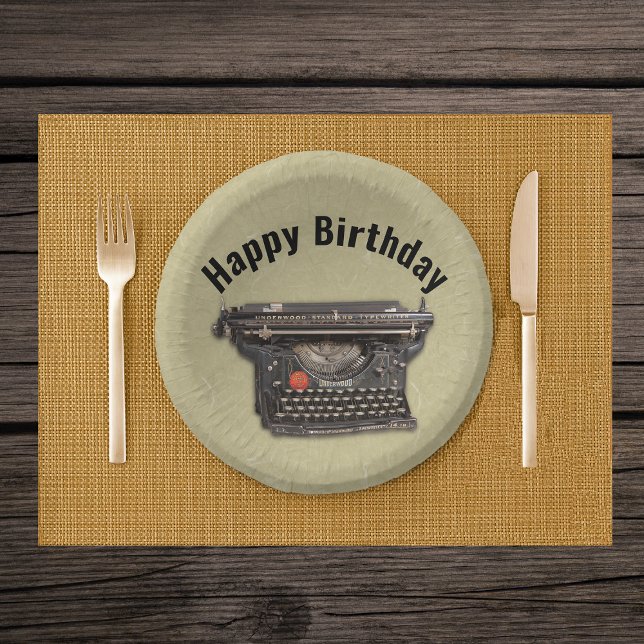 Happy Birthday Literary Theme Schwarze alte Schrei Pappteller (Happy birthday black vintage typewriter on tan party paper dining bowls.)
