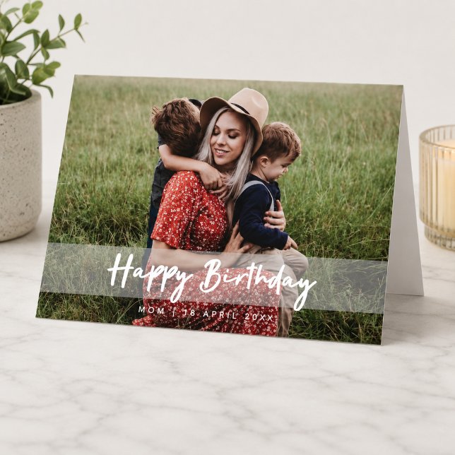 Happy Birthday Mama | Modernes Script-Foto Karte (Personalized mom photo birthday card with family picture, custom name, and date detail)