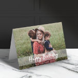 Happy Birthday Mama | Modernes Script-Foto Karte<br><div class="desc">Schöne Fotografen Grußkarte mit einem einfachen, modernen, minimalistischen "Happy Birthday" Zitat-Banner auf einem halbtransparenten Overlay Hintergrund. Diese vielseitige Karte kann mit Ihrem eigenen Foto, Namen und Geburtstag personalisiert werden, um eine wirklich einzigartige und maßgeschneiderte Karte für Ihren Liebsten zu machen. Die Insider-Nachricht "Einen schönen Geburtstag wünschen!" kann auch leicht mit...</div>