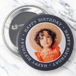 Happy Birthday Modern Preppy Custom Foto Button<br><div class="desc">Dieses einfache und moderne Design besteht aus Serifentypografie und fügt ein individuelles Foto hinzu."Happy Birthday" umkreist das benutzerdefinierte Foto.</div>