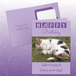 Happy Birthday nehmen Sie es leicht Katz Foto lila Karte