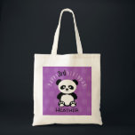 Happy Birthday Panda Personalisiert Kids Lila Girl Tragetasche<br><div class="desc">Alles Gute zum Geburtstag Panda Personalisiert Kids Lila Niedlich Tote Tasche. Lila Polka-Dot-Hintergrund mit schwarz-weißem Panda-Bär. Name und Alter hinzufügen www.SamAnnDesigns.com</div>