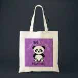 Happy Birthday Panda Personalisiert Kids Lila Girl Tragetasche<br><div class="desc">Alles Gute zum Geburtstag Panda Personalisiert Kids Lila Niedlich Tote Tasche. Lila Polka-Dot-Hintergrund mit schwarz-weißem Panda-Bär. Name und Alter hinzufügen www.SamAnnDesigns.com</div>