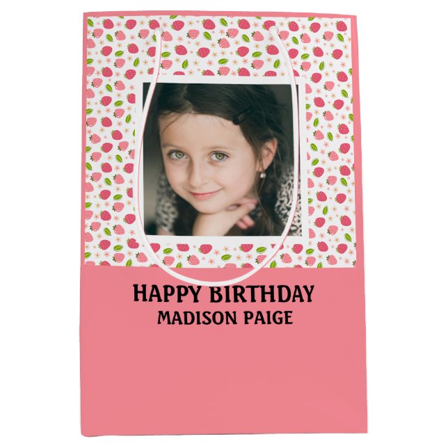 Happy Birthday Photo Strawberry Pink Girls  Mittlere Geschenktüte (Vorderseite)