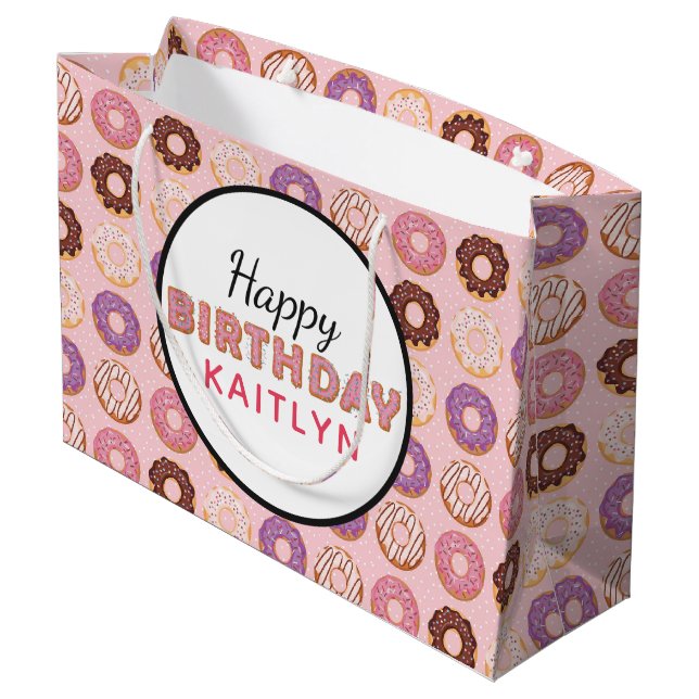 HAPPY BIRTHDAY Pink Iced Donuts Muster mit Namen Große Geschenktüte (Rückseite Schrägansicht)