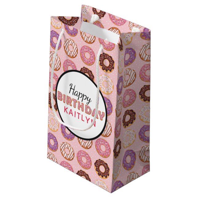 HAPPY BIRTHDAY Pink Iced Donuts Muster mit Namen Kleine Geschenktüte (Rückseite Schrägansicht)