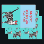 Happy Birthday Sie Cool Tabby Cat Mens Husband Geschenkpapier Set<br><div class="desc">Herzlichen Glückwunsch zum Geburtstag Sie Cool Tabby Cat Geburtstagskarte. Diese schöne Karte würde jeden Liebhaber von Katzen Anzug machen. Entworfen aus einer meiner originalen Tintenstift-Zeichnungen. Diese Karte wird sicher begeistert sein!</div>