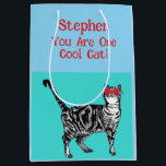 Happy Birthday Sie Cool Tabby Cat Mens Husband Mittlere Geschenktüte<br><div class="desc">Herzlichen Glückwunsch zum Geburtstag Sie Cool Tabby Cat Geburtstagskarte. Diese schöne Karte würde jeden Liebhaber von Katzen Anzug machen. Entworfen aus einer meiner originalen Tintenstift-Zeichnungen. Diese Karte wird sicher begeistert sein!</div>