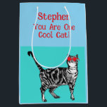Happy Birthday Sie Cool Tabby Cat Mens Husband Mittlere Geschenktüte<br><div class="desc">Herzlichen Glückwunsch zum Geburtstag Sie Cool Tabby Cat Geburtstagskarte. Diese schöne Karte würde jeden Liebhaber von Katzen Anzug machen. Entworfen aus einer meiner originalen Tintenstift-Zeichnungen. Diese Karte wird sicher begeistert sein!</div>