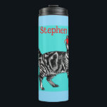 Happy Birthday Sie Cool Tabby Cat Mens Husband Thermosbecher<br><div class="desc">Sie haben Tabby Cat Design Cool. Diese schöne Karte würde jeden Liebhaber von Katzen Anzug machen. Entworfen aus einer meiner originalen Tintenstift-Zeichnungen. Das wird bestimmt Spaß machen!</div>