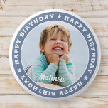 Happy Birthday Simple Modern Custom Foto Button<br><div class="desc">Dieses einfache und moderne Design besteht aus Serifentypografie und fügt ein individuelles Foto hinzu.</div>