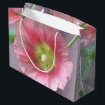 Happy Birthday Sister Flower Gift Bag Große Geschenktüte<br><div class="desc">Designer Geschenktasche für Ihre Schwester,  mit einem großen rosa Korallenblumenmuster. Personalisieren Sie den Text für eine spezielle Person oder Anlass.</div>