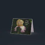 Happy Birthday Sister Iris Foto Card Feiertagskarte<br><div class="desc">Diese schöne Iris hat cremefarbene Blütenblätter, die mit Lavendel und lila gefärbt sind. Die hellen Farben heben sich von den dunklen Blätter des Gartens ab. Neben der Blume erscheint der anpassbare Text "Happy Birthday Sister" in einem schönen, cremefarbenen Skript. In der Karte steht: "Hier ist eine schöne Blume für eine...</div>