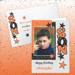 Happy Birthday Son Orange und Black Foto Karte<br><div class="desc">Herzlichen Glückwunsch zum Geburtstag. Ersetzen Sie das Foto durch Ihr eigenes und fügen Sie einen Namen und eine Nachricht hinzu. In Orange und Schwarz gestaltet, mit Sternen. Wir sind so stolz, dich unseren Sohn zu nennen.</div>