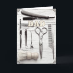 Happy Birthday Vathers Day Barber Grußkarte Karte<br><div class="desc">Dieses Barber Set Design mit filigranen Ecken ist das Richtige für Vaters Geburtstag oder Vatertag. Das Set von Barber-Werkzeugen in sanften Tönen wird Vätern gefallen, die den Vintagen Stil schätzen. Auch ideal für jeden Anlass mit Vater im Sinn. Diese Karte wird im Inneren leer verlassen, damit Sie Ihre eigene spezielle...</div>