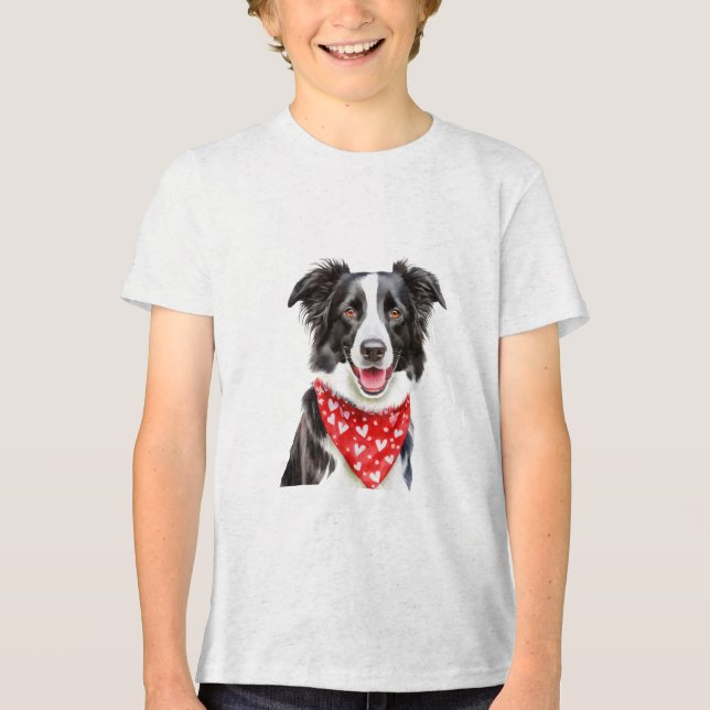 Happy Border Collie mit Red Heart Bandana Tri-Blend Shirt (Vorderseite)
