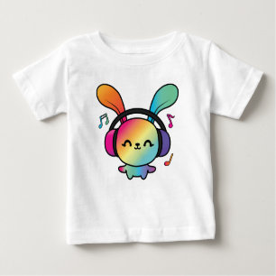 Happy Bunny mit Kopfhörern, die Musik hören. Baby T-shirt
