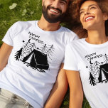 Happy Camper Doodle Art Camping Zelt im Wald T-Shirt<br><div class="desc">Camping T - Shirt für einen glücklichen Camper. Dieses moderne Silhouette Doodle zeichnend hat ein Camping Zelt im Wald mit Waldkiefern unter dem Mond und Sternen. In lässiger Typografie wird es mit "Happy Camp" geschrieben.</div>