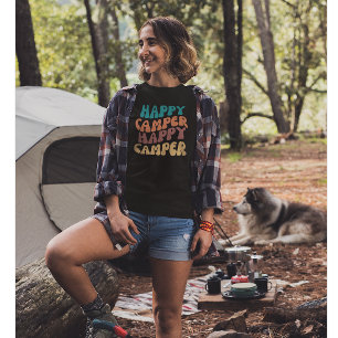 Happy Camper Zitat mit Retro Wavy farbiger Text T-Shirt